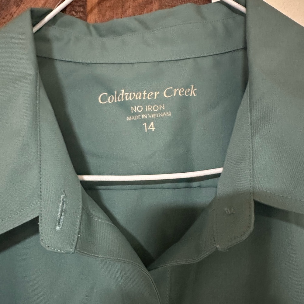 Coldwater Creek Women's No Iron, Light Green Button-Up Top with 3/4 sleeves - Picture 4 of 4